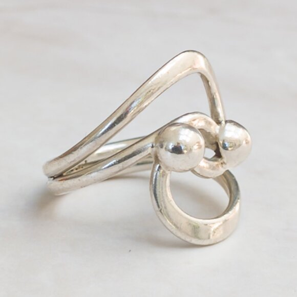 Hand‑Made Modernist Sterling Bypass Ring | Size 5 ¾ | Abstract Orb Design - Picture 4 of 10